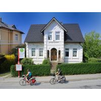 8100_2846 Weisse Gründerzeit-Villa - Radfahrer auf der Strasse. | Stadtteil Hamburg Cranz - Bezirk Hamburg Harburg - Lauf der Este im Alten Land